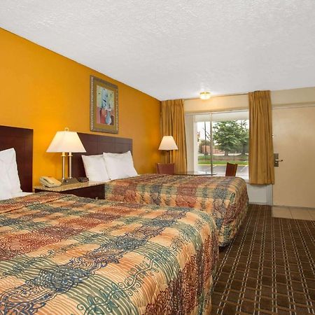 Days Inn By Wyndham Честер Екстер'єр фото